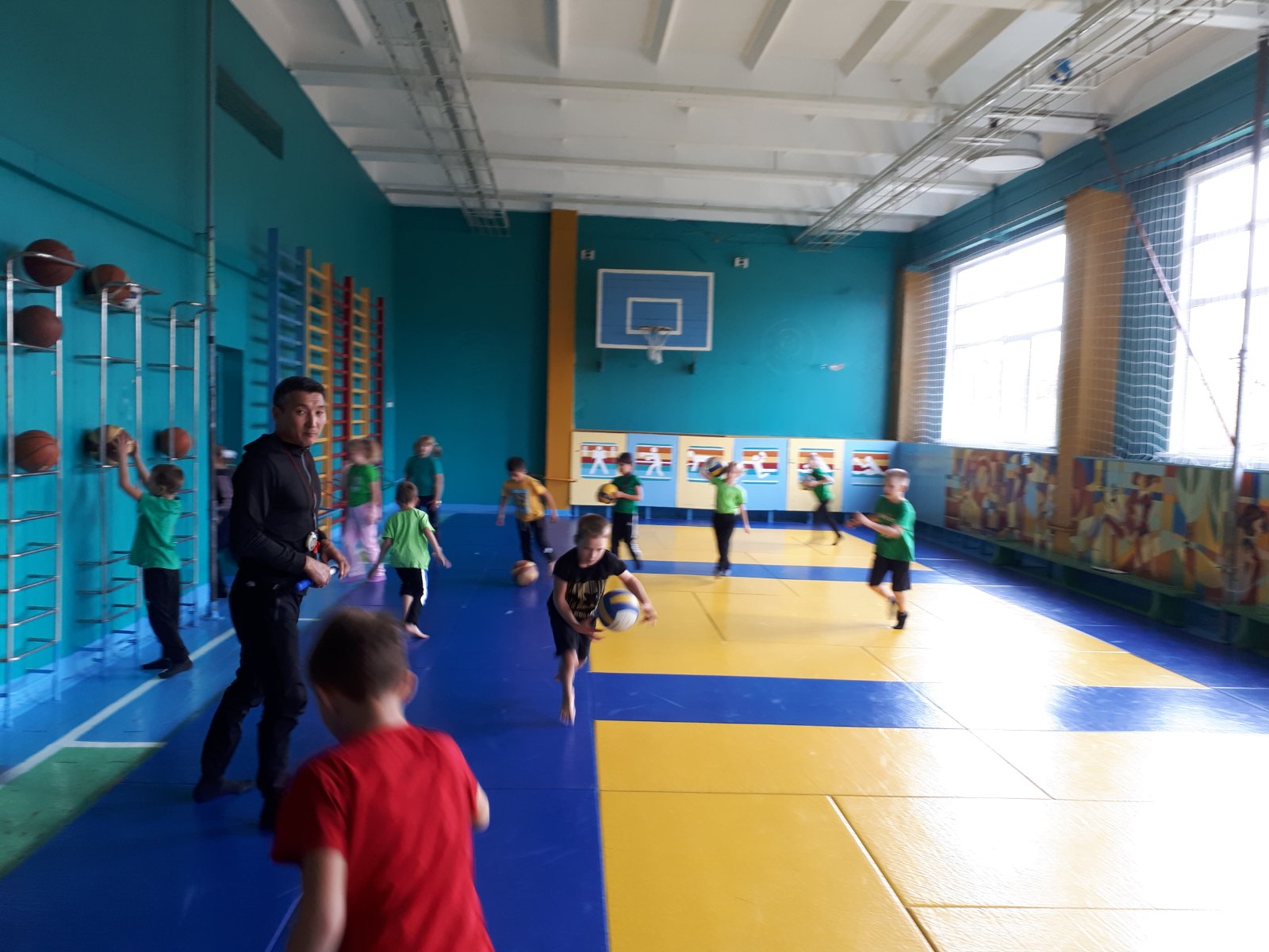 Изображение спорт и физкультура в школе.